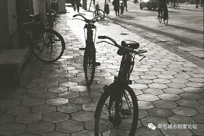 三亿体育网页版三十年前的青岛旧影一座城市的自行车记忆(图1)